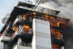 edificio en llamas.