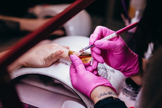 Crea tu negocio de manicurista